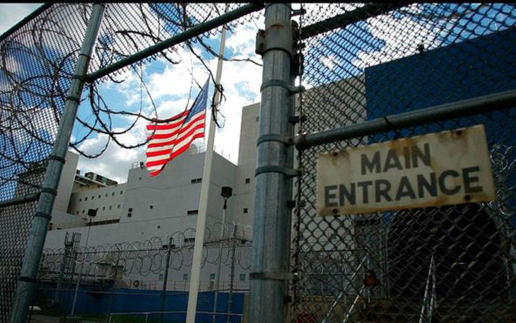 Mỹ thả tù nhân để ngăn chặn COVID-19, cảnh sát bớt bắt tội phạm