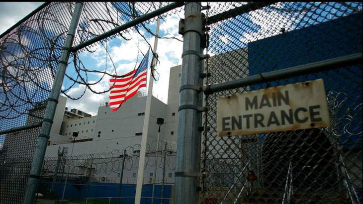 Mỹ thả tù nhân để ngăn chặn COVID-19, cảnh sát bớt bắt tội phạm - Ảnh 1.