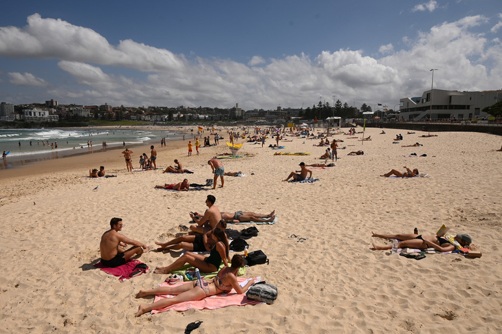Hơn 1.000 ca nhiễm, Úc đóng cửa nhiều bãi biển - Ảnh 1.