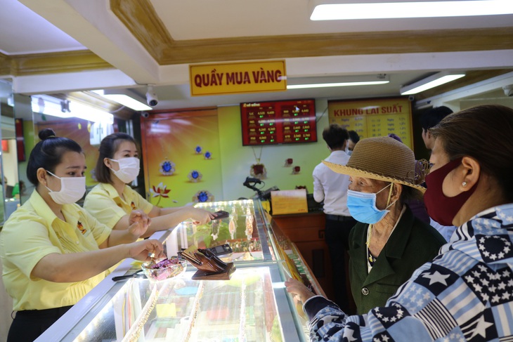 Cuối tuần, vàng thế giới chỉ 42,52 triệu/lượng, vàng trong nước 46,55 triệu - Ảnh 1.