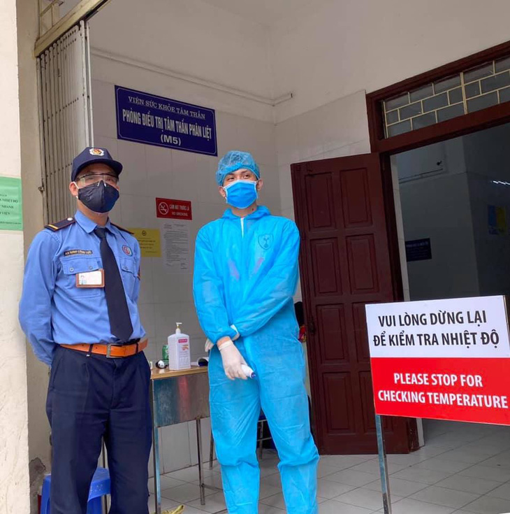 Bệnh viện Bạch Mai dừng khám theo yêu cầu sau 2 điều dưỡng nhiễm virus corona - Ảnh 1.