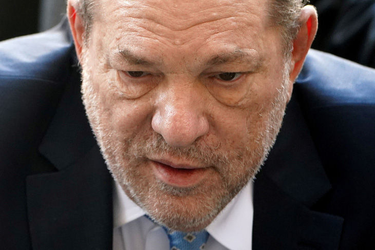 Ông trùm điện ảnh Harvey Weinstein bị cách ly trong tù vì COVID-19 - Ảnh 2.