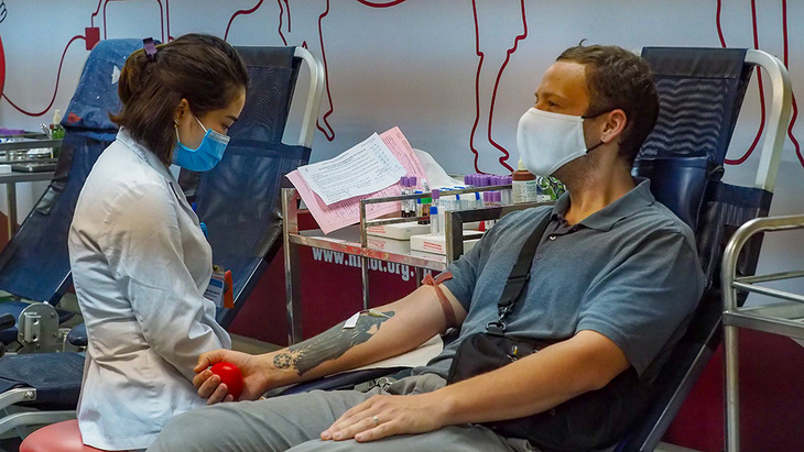 Mùa dịch, thầy giáo Mỹ Tandy vẫn đi hiến máu cho người bệnh Việt Nam - Ảnh 1.