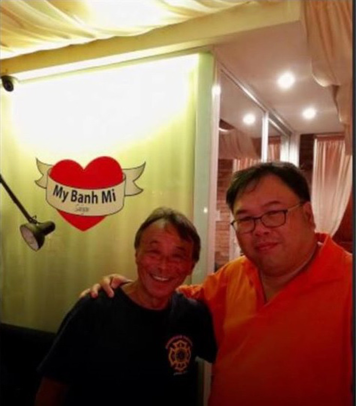 Đầu bếp Bobby Chinn cảm phục tình nguyện viên Việt Nam ở khu cách ly - Ảnh 1.