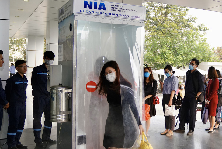 Nhóm kỹ sư trẻ sân bay Nội Bài làm buồng khử khuẩn toàn thân - Ảnh 1.