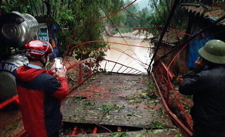 Dông lốc quật đứt cầu treo, mưa đá dày đặc lại xuất hiện ở Lào Cai - Ảnh 1.