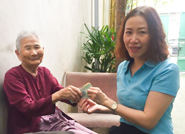 Mẹ Việt Nam anh hùng 91 tuổi ủng hộ 5 triệu đồng dành dụm chống dịch - Ảnh 1.
