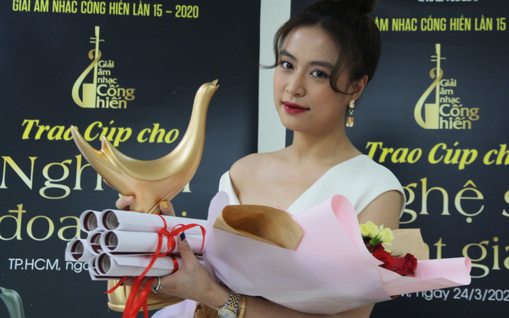 Hoàng Thùy Linh thắng lớn với 4 giải Cống hiến