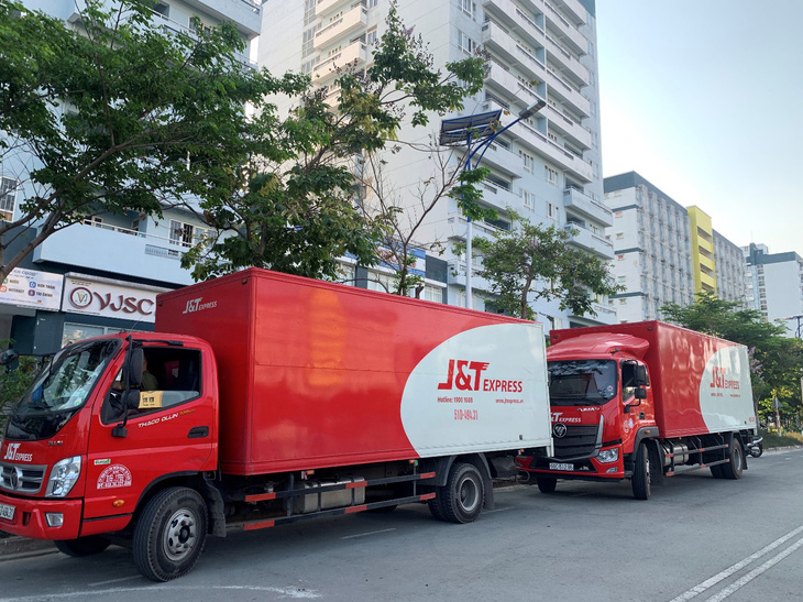 J&T Express tặng hơn 11.000 thùng carton cho khu cách ly Ký túc xá ĐHQG - Ảnh 1.