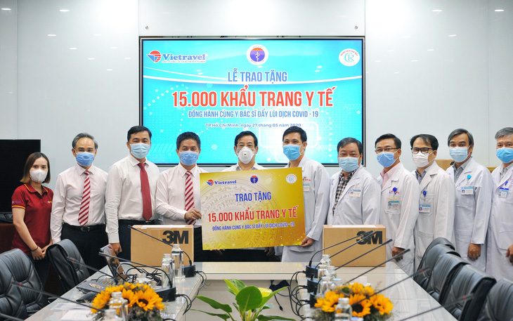 Vietravel tặng 15.000 khẩu trang y tế cho Bộ Y tế - Ảnh 1.