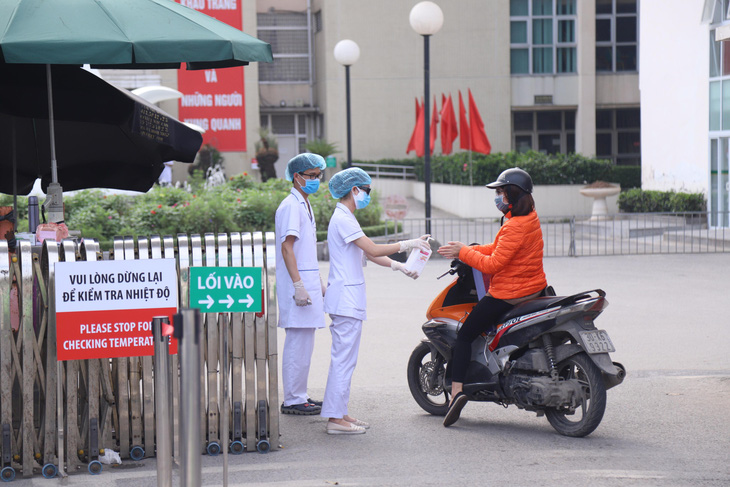 Khuyến cáo 14.000 người từng khám tại Bệnh viện Bạch Mai tự cách ly - Ảnh 1.