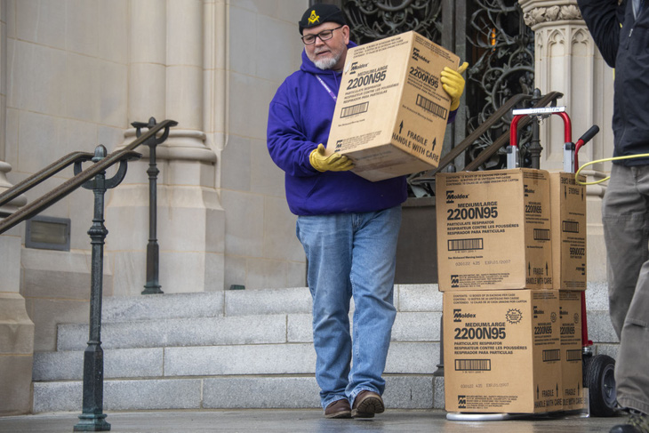 Khai quật 5.000 khẩu trang bị lãng quên dưới hầm mộ ở Washington - Ảnh 1.