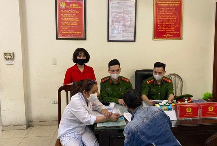 Trường hợp đầu tiên ở Hà Nội không đeo khẩu trang bị phạt 200.000 đồng - Ảnh 1.