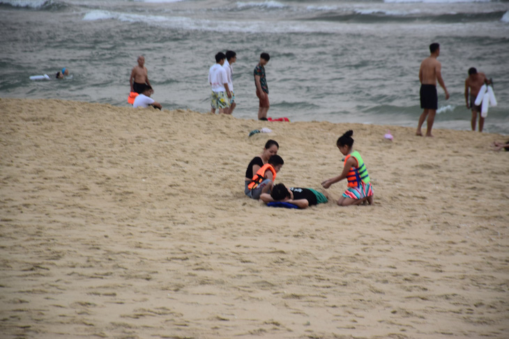 Quảng Nam cho phép tắm biển nhưng cấm mua bán trên bãi biển - Ảnh 1.