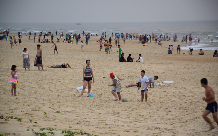 Quảng Nam cho phép tắm biển nhưng cấm mua bán trên bãi biển