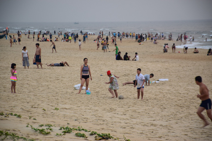 Quảng Nam: Bất chấp khuyến cáo, người dân vẫn đổ về bãi biển Tam Thanh - Ảnh 1.