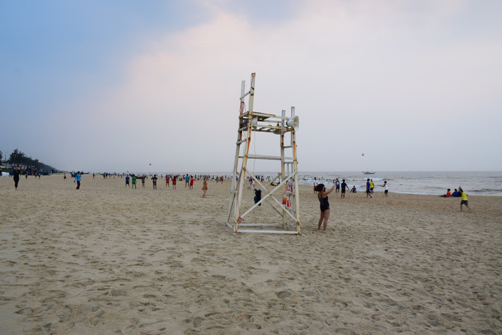 Quảng Nam: Bất chấp khuyến cáo, người dân vẫn đổ về bãi biển Tam Thanh - Ảnh 2.