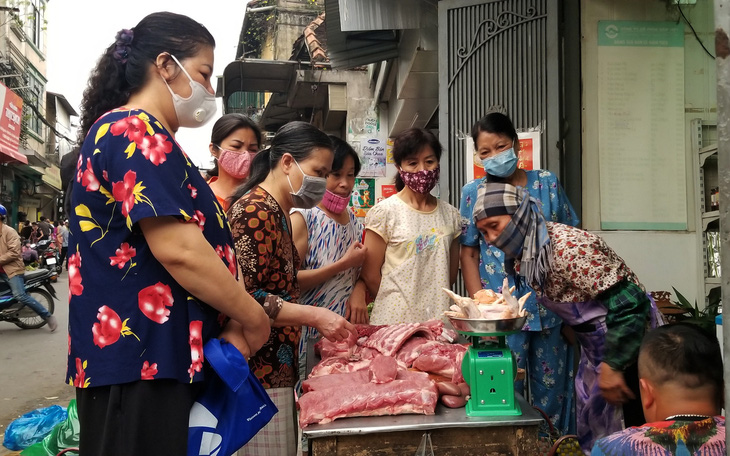 Hà Nội ngày đầu áp dụng lệnh cấm tụ tập đông người: "Mua mau, bán nhanh"