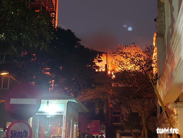Cháy nhà ở Hà Nội, người dân chạy ùa ra coi dù được yêu cầu giải tán - Ảnh 3.