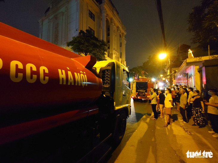 Cháy nhà ở Hà Nội, người dân chạy ùa ra coi dù được yêu cầu giải tán - Ảnh 5.