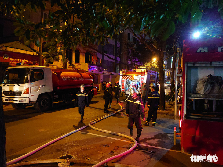 Cháy nhà ở Hà Nội, người dân chạy ùa ra coi dù được yêu cầu giải tán - Ảnh 4.