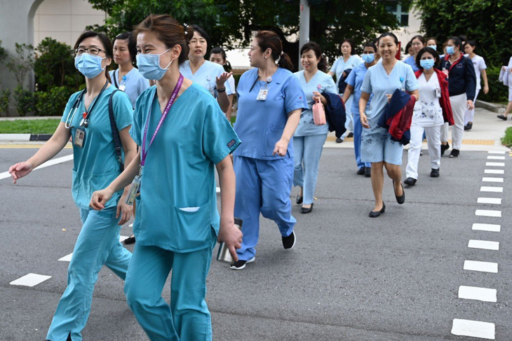 Vì sao nhân viên y tế Singapore ít bị phơi nhiễm COVID-19? - Ảnh 1.