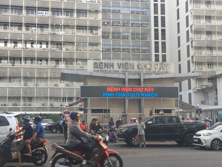 Bệnh viện Chợ Rẫy tạm ngưng hoạt động một số khoa, phòng do COVID-19  - Ảnh 1.