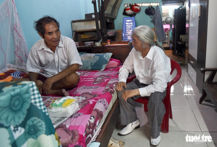 ‘Thần tài Sài Gòn dang nắng dầm mưa bán vé số để làm từ thiện - Ảnh 2.