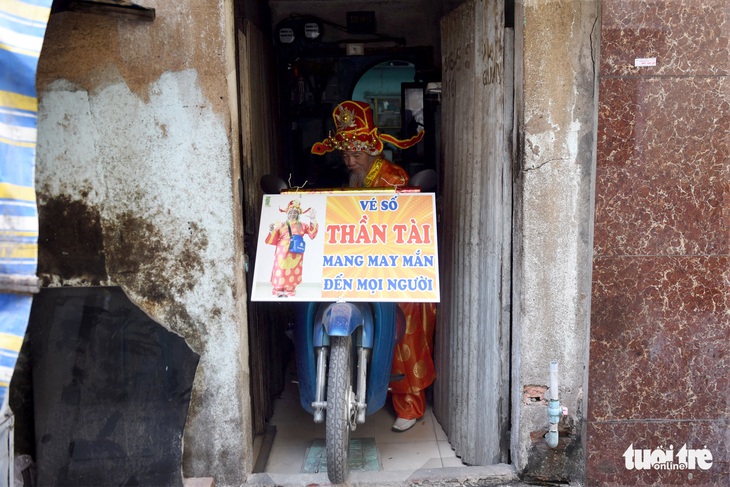 ‘Thần tài Sài Gòn dang nắng dầm mưa bán vé số để làm từ thiện - Ảnh 3.