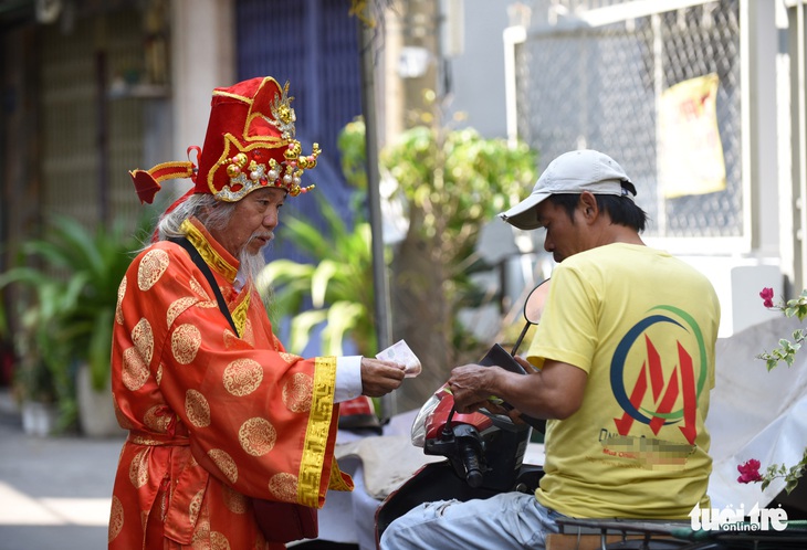 ‘Thần tài Sài Gòn dang nắng dầm mưa bán vé số để làm từ thiện - Ảnh 6.