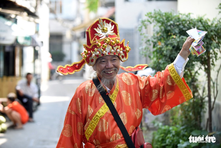 ‘Thần tài Sài Gòn dang nắng dầm mưa bán vé số để làm từ thiện - Ảnh 1.
