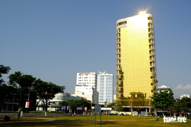 Tòa nhà ốp kính gây chói mắt, chủ đầu tư, nhà thầu phải chịu trách nhiệm - Ảnh 1.