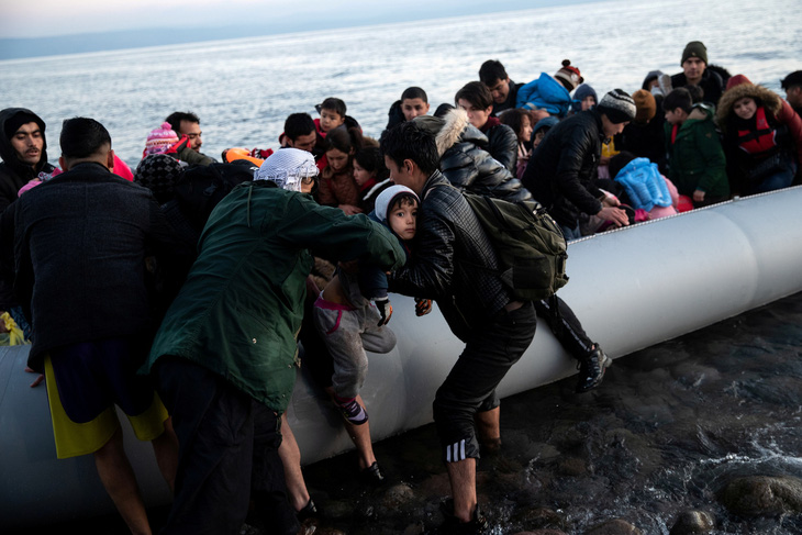 Hi Lạp bị tố bắn, đâm chìm xuồng chở người tị nạn trên biển - Ảnh 1.
