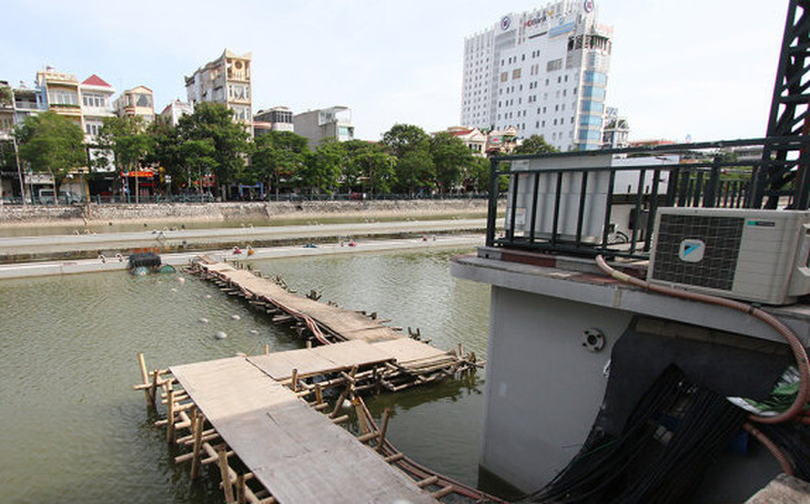 Hải Phòng tặng cờ, ấm chén cho tất cả hộ dân: người cảm động, người không tán thành