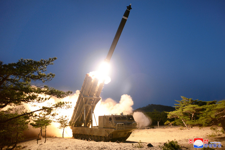 Rodong Sunmun: Triều Tiên thử thành công hệ thống phóng tên lửa đa nòng siêu lớn - Ảnh 1.