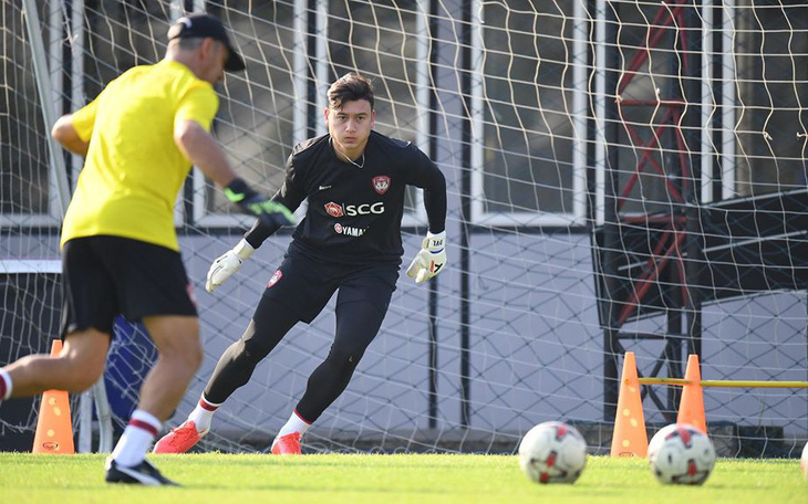 Đã rõ lý do Văn Lâm mất suất bắt chính ở Muangthong United