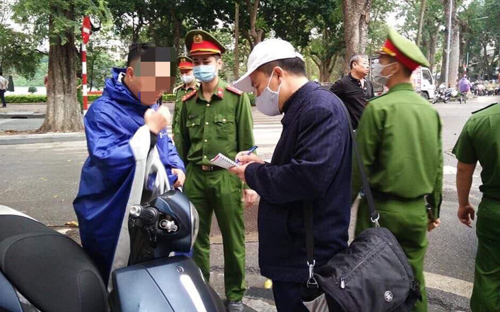 23 người bị xử phạt vì không đeo khẩu trang khi ra đường ở Hà Nội