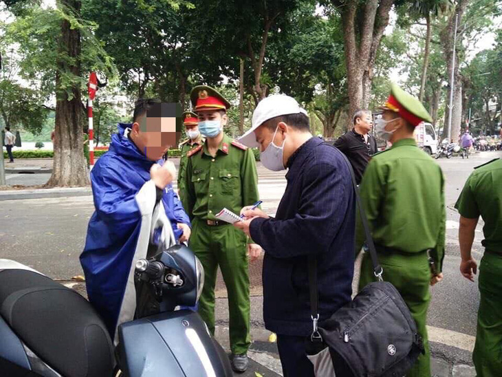 23 người bị xử phạt vì không đeo khẩu trang khi ra đường ở Hà Nội - Ảnh 1.