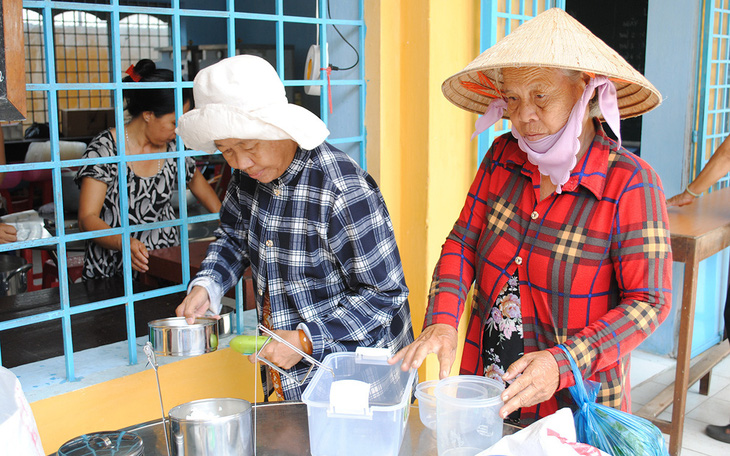 Lo bữa ăn cho người bán vé số