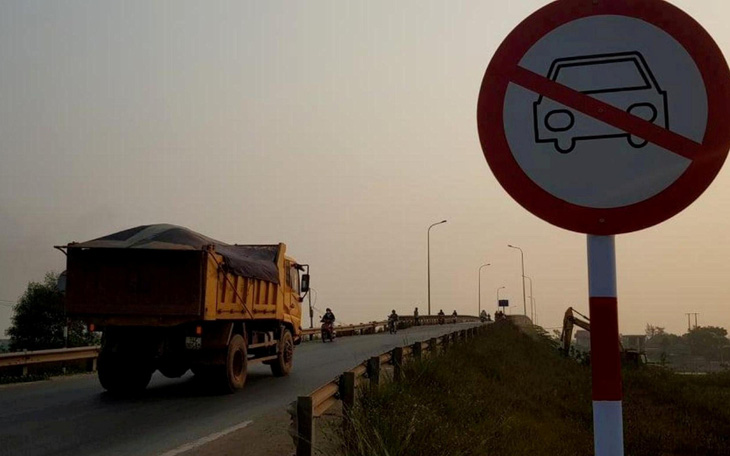 Dân phản ứng vì biển báo cấm ôtô qua cầu Đại Lộc