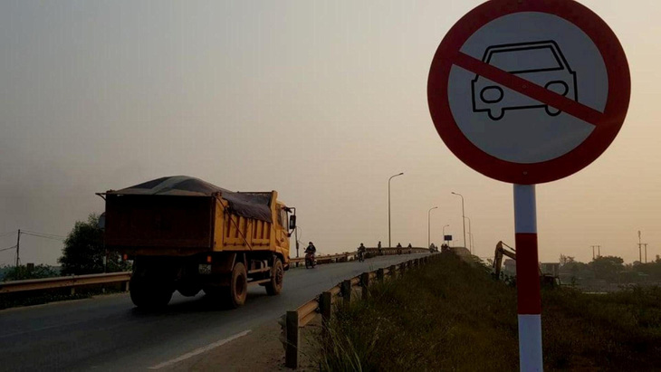 Dân phản ứng vì biển báo cấm ôtô qua cầu Đại Lộc - Ảnh 1.