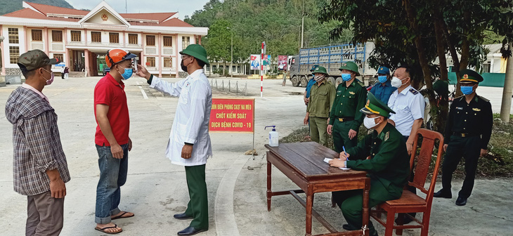 Bữa cơm ở khu cách ly ấm tình quân dân nơi biên giới Việt - Lào - Ảnh 2.