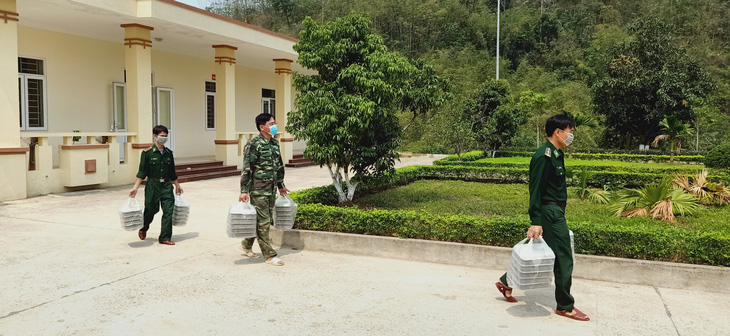 Bữa cơm ở khu cách ly ấm tình quân dân nơi biên giới Việt - Lào - Ảnh 8.