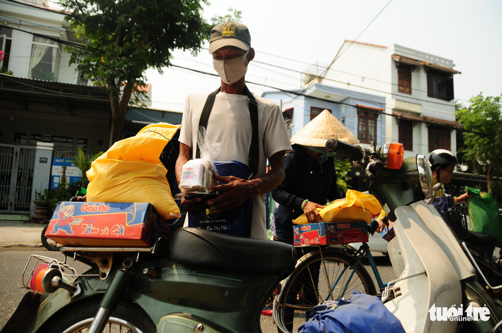 Người bán vé số dạo bật khóc khi nhận gạo tiếp tế - Ảnh 11.