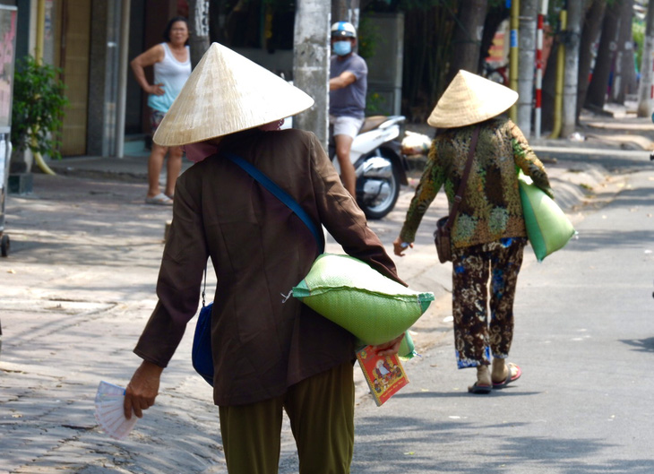 3 người bỏ dở chén trà, mua 1,5 tấn gạo chia cho người nghèo trước giờ cách ly - Ảnh 3.