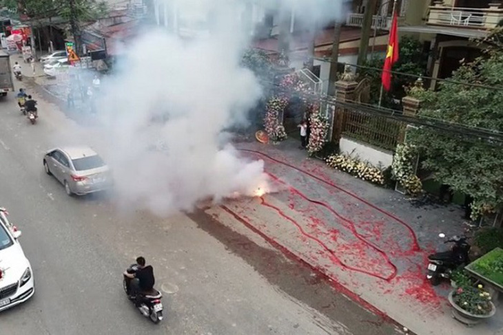 Một gia đình tại Hà Nội đốt băng pháo dài hàng chục mét trong đám cưới - Ảnh 3.