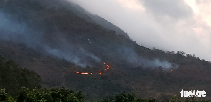 Gần 600 người chữa cháy rừng Núi Cấm 2 ngày mới tắt - Ảnh 1.