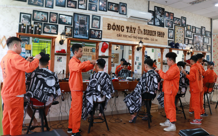 Tiệm cắt tóc giá 2.000 đồng của những anh thợ áo cam