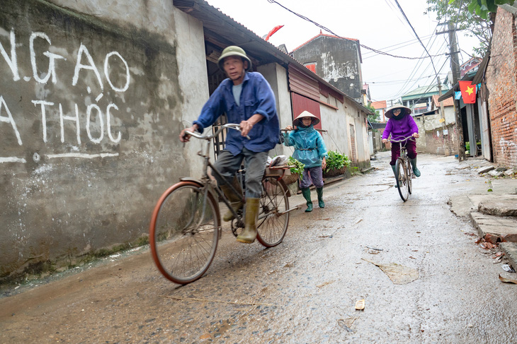 Hết cách ly, dân Sơn Lôi giữ thói quen rửa tay, đeo khẩu trang, xịt thuốc sát khuẩn - Ảnh 1.