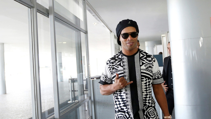 Ronaldinho bị cảnh sát bắt tại Paraguay - Ảnh 2.